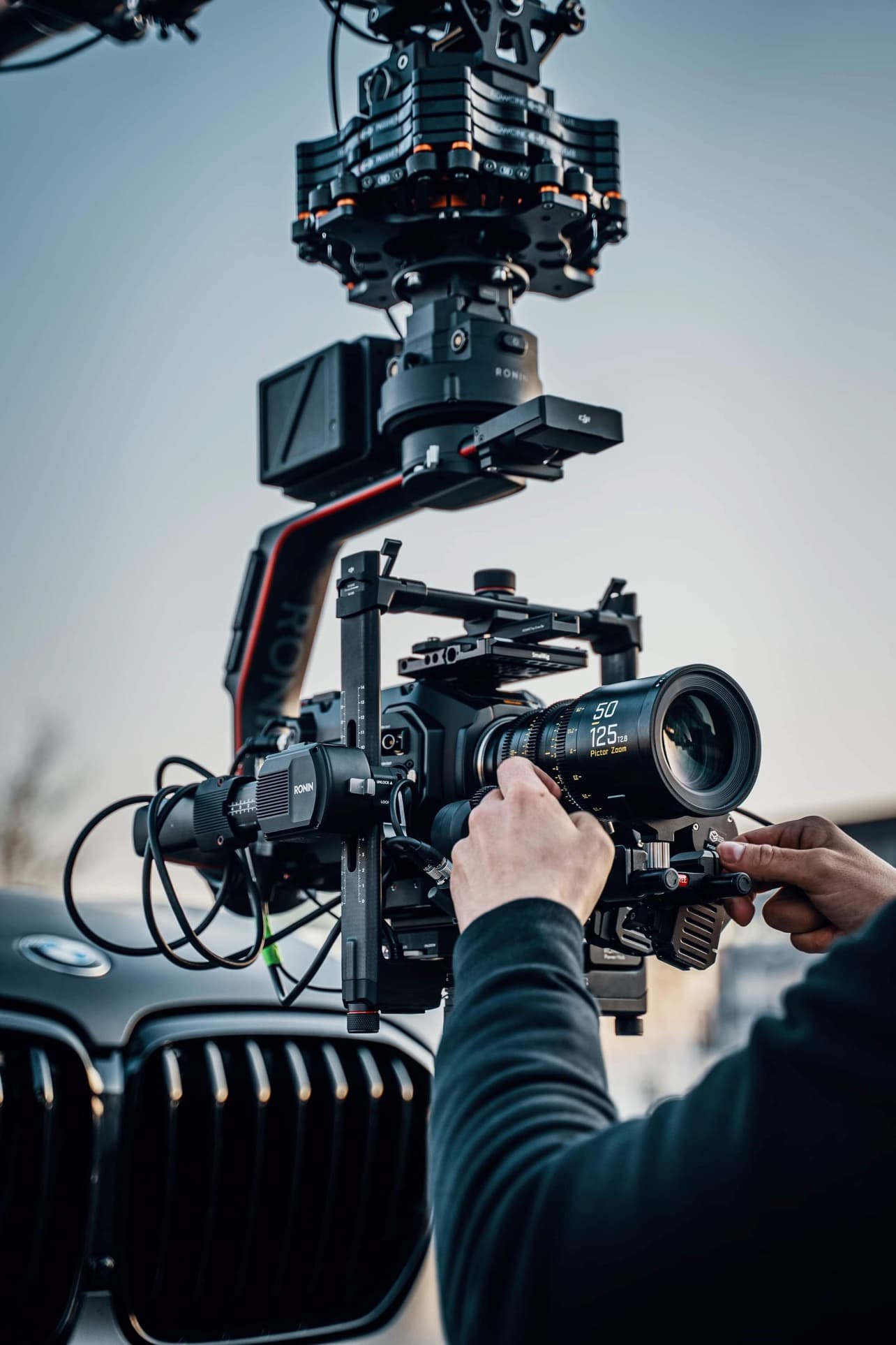 Profesjonalna produkcja filmowa Warszawa - operator Packshothouse przygotowuje kamerę na gimbalu DJI Ronin do dynamicznych ujęć filmowych