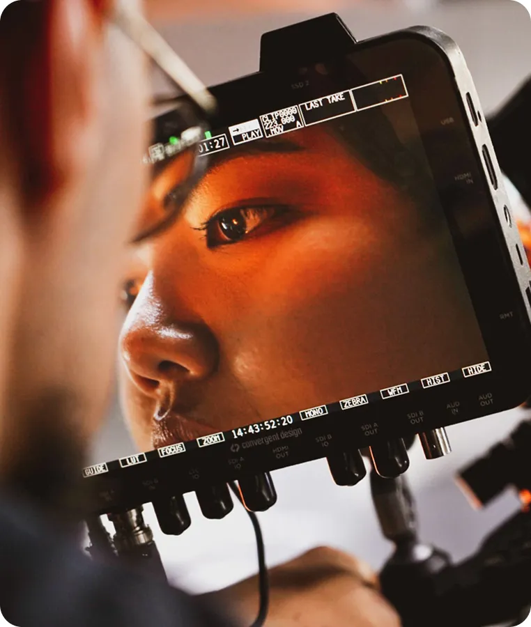 Backstage sesji beauty - monitor kamery podczas profesjonalnej fotografii kosmetycznej w studio