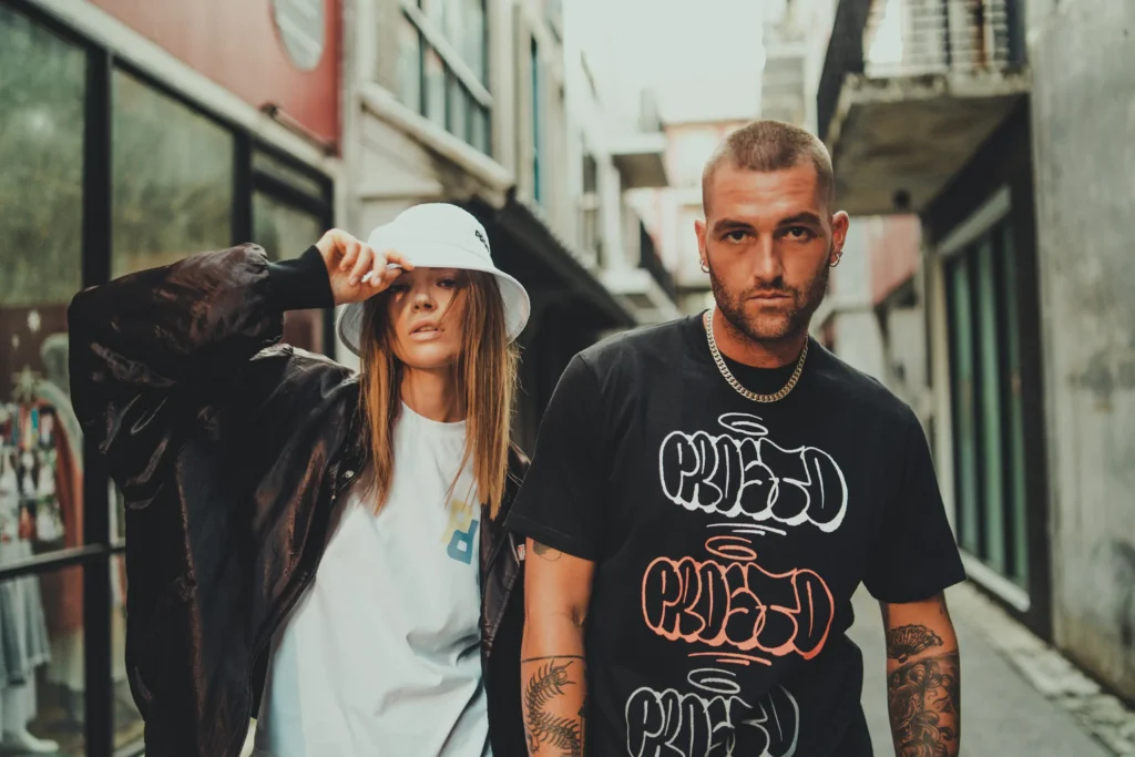 Zdjęcie produktowe z sesji streetwear Prosto, model i modelka w miejskiej stylizacji | Packshot Warszawa