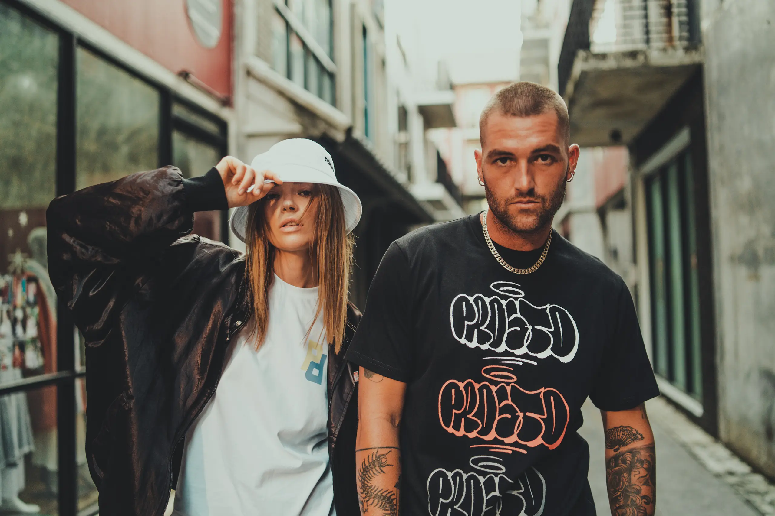 Zdjęcie produktowe z sesji streetwear Prosto, model i modelka w miejskiej stylizacji | Packshot Warszawa