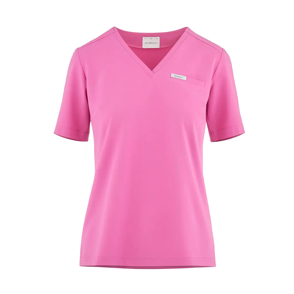 Profesjonalna fotografia odzieży w Warszawie - różowa bluza medyczna sfotografowana metodą zdjęcia typu duch przez studio Packshothouse.