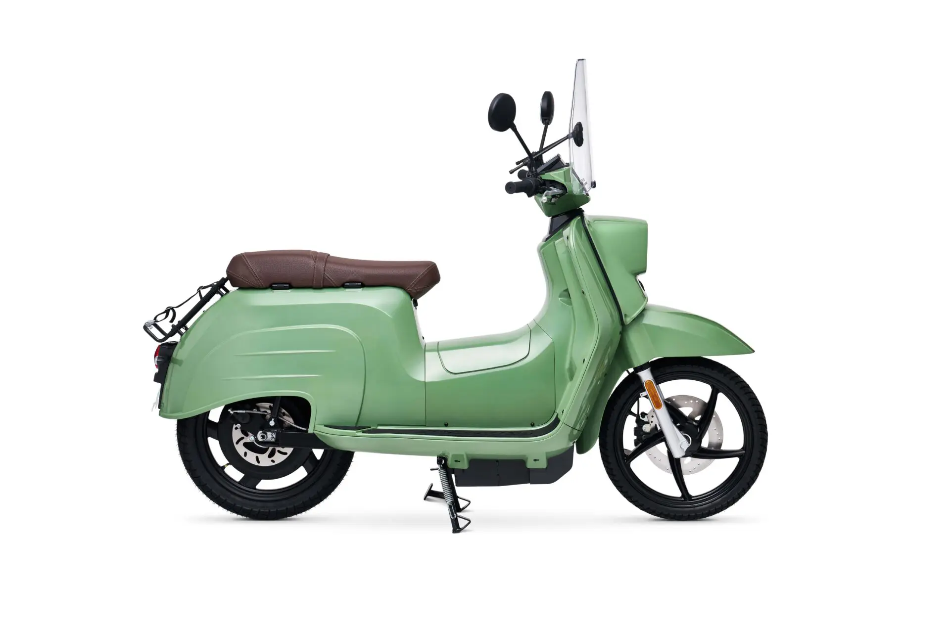 Profesjonalna fotografia motoryzacyjna w Warszawie - zielony skuter elektryczny Schwalbe w ujęciu profilowym, wykonany przez studio Packshothouse.