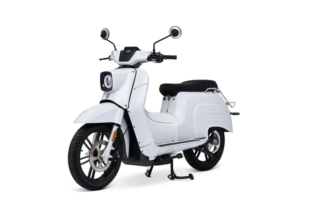 Profesjonalna fotografia motoryzacyjna w Warszawie - biały skuter elektryczny Schwalbe na białym tle, wykonany przez studio Packshothouse