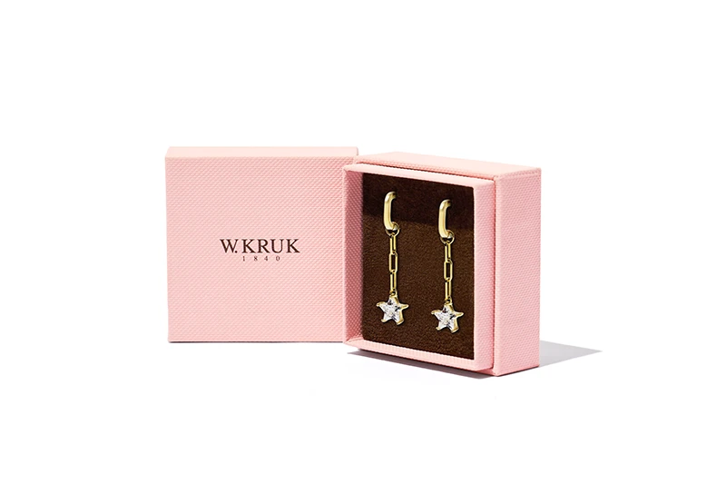 Profesjonalna fotografia biżuterii Warszawa - złote kolczyki W.KRUK w ozdobnym pudełku, wykonana przez studio Packshothouse.