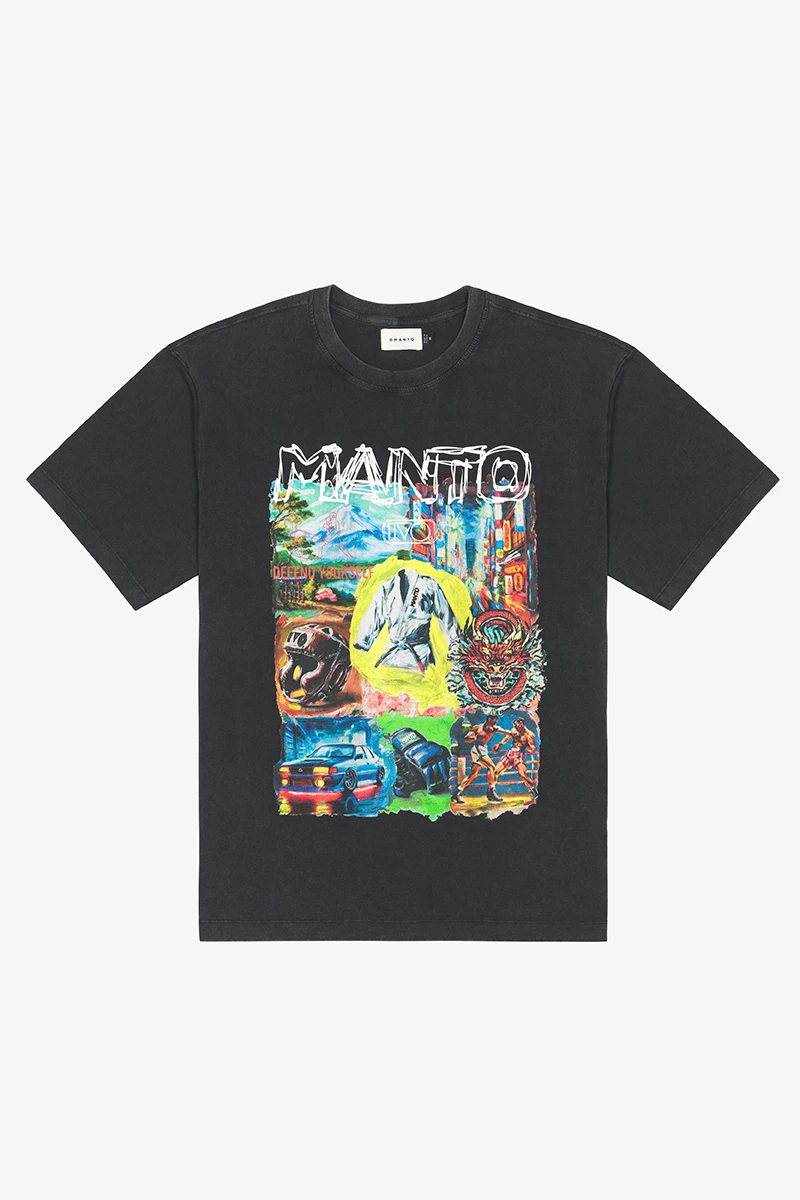 Profesjonalna fotografia odzieży w Warszawie - czarny t-shirt streetwear marki MANTO z kolorowym nadrukiem, wykonany przez studio Packshothouse.