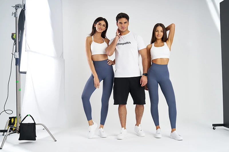 Profesjonalne studio fotograficzne w Warszawie - kulisy sesji modowej dla marki odzieży sportowej w Packshothouse.