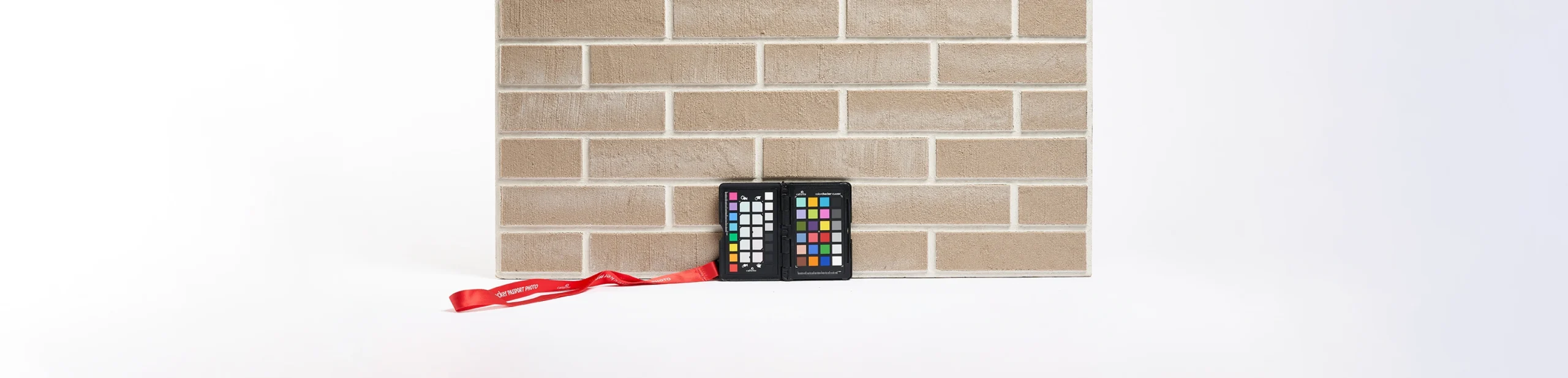 Techniczny packshot z wzornikiem kolorów - próbka cegły klinkierowej sfotografowana z dbałością o wierność barw w studiu Packshothouse