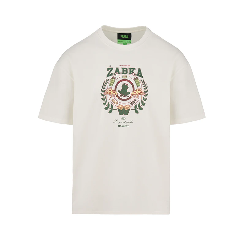 Profesjonalna fotografia odzieży w Warszawie - kremowy t-shirt z kolekcji merch Żabka, wykonany przez studio Packshothouse.