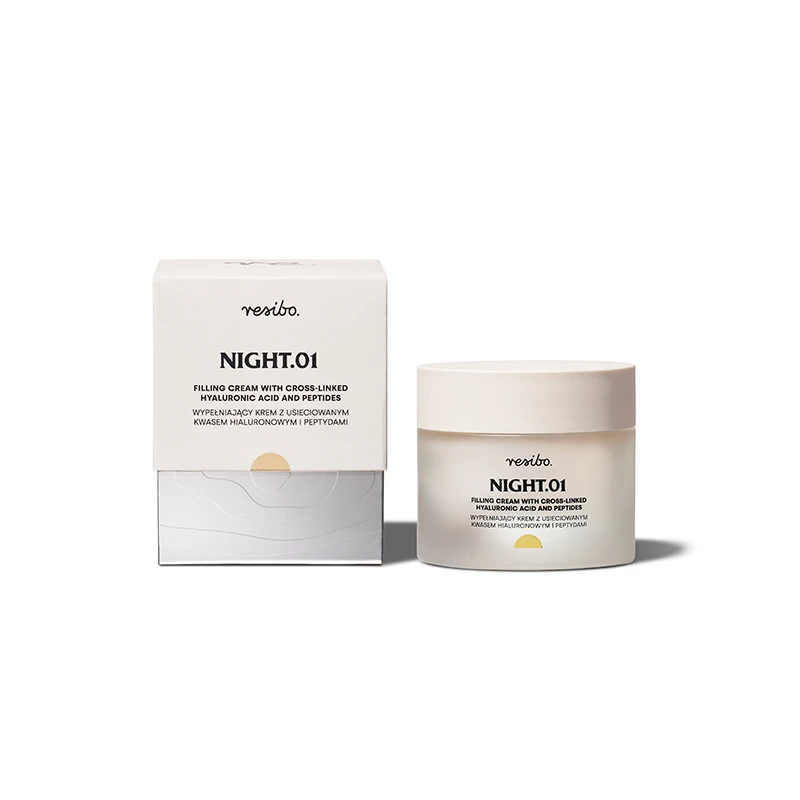 Profesjonalna fotografia kosmetyków w Warszawie - krem Resibo Night.01 obok opakowania, wykonana przez studio Packshothouse.