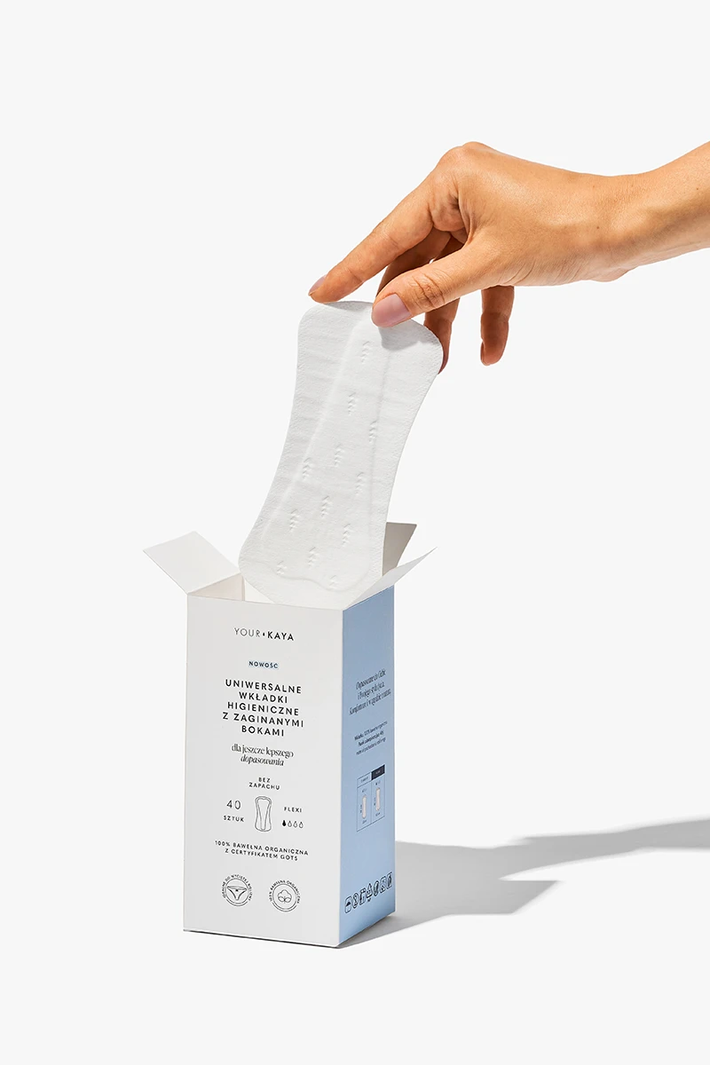 Profesjonalna fotografia produktowa w Warszawie - dłoń wyjmująca wkładkę higieniczną YOURKAYA z opakowania, realizacja Packshothouse.