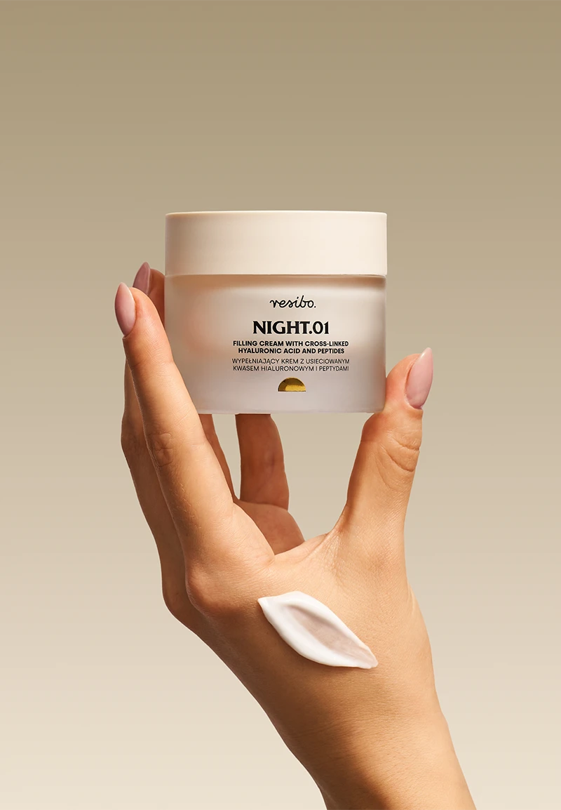 Stylizowana fotografia kosmetyków w Warszawie - dłoń trzymająca krem Resibo Night.01 z próbką tekstury, wykonana przez studio Packshothouse.