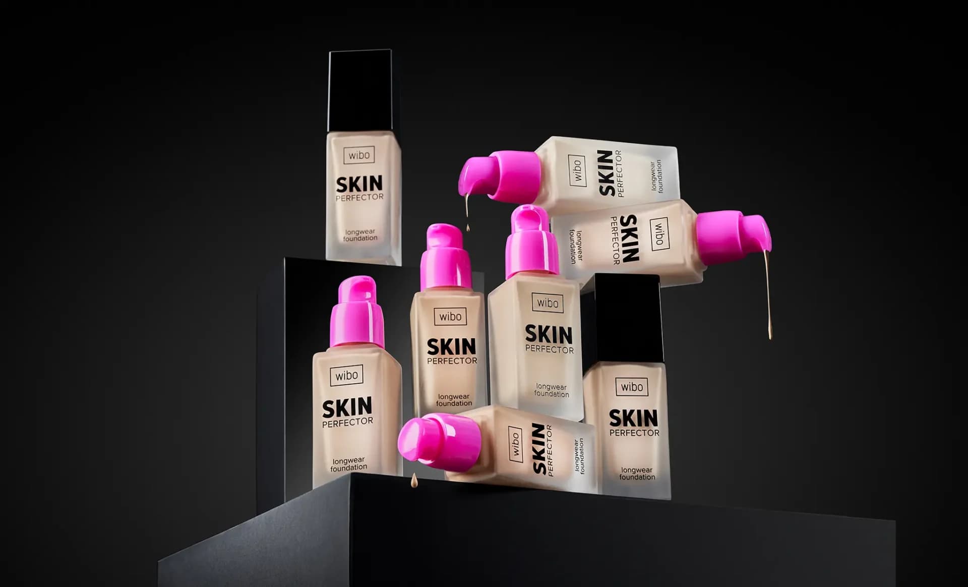 Profesjonalna fotografia produktowa: kreatywna kompozycja still life z podkładami do twarzy Wibo Skin Perfector, ułożonymi na czarnych postumentach na ciemnym tle.